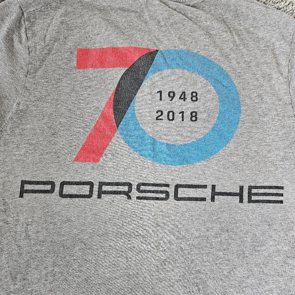 Vintage looking Porsche t-shirt.